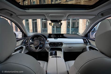 Interni Mazda CX-60 con display