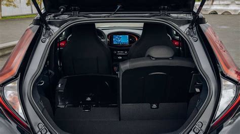 Interno del bagagliaio della Toyota Aygo X con sedili posteriori abbassati