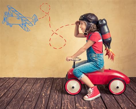 Bambino alla guida di una macchinina elettrica