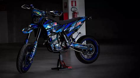 Vari design di grafiche per moto e kart