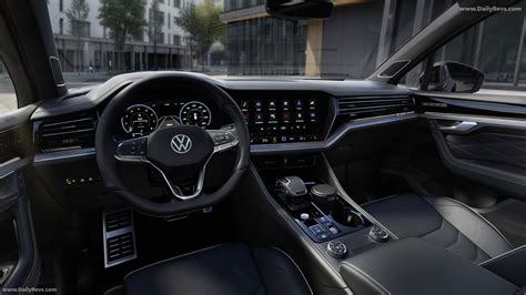 Interni del Volkswagen Touareg 2004 con dettagli sui pulsanti