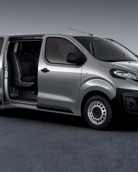 Configurazione interna a 9 posti del Peugeot Expert Combi