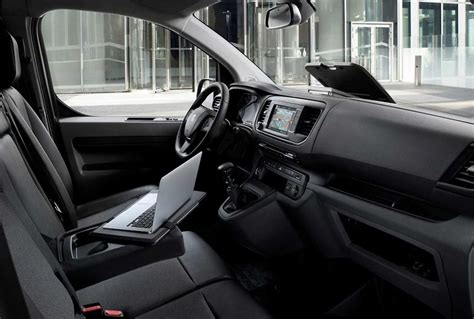 Interni del Peugeot Expert Combi con posto di guida