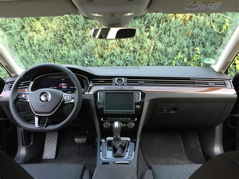 Interni di una Volkswagen Passat con display digitale e sedili in pelle