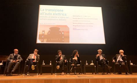 Tavolo di discussione su industria automobilistica e transizione energetica