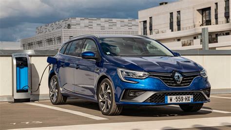 Renault Mégane Grandtour E-Tech in ricarica