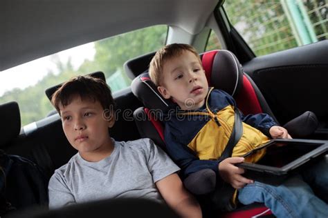 Bambini che guardano un video sul sedile posteriore