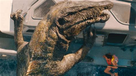 Dinosauro ibrido che semina il panico nelle città