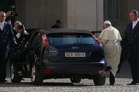 La Ford Focus blu di Papa Francesco