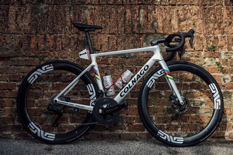 Tadej Pogačar in sella alla sua Colnago V4Rs