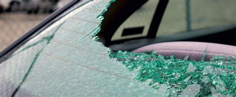 Tergicristallo posteriore su lunotto di una Fiat Panda sotto la pioggia