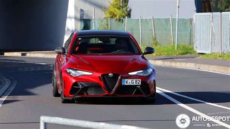 Tecnici specializzati Alfa Romeo al lavoro in un'officina moderna
