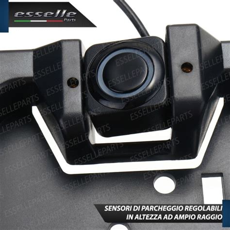 Dettaglio di un parabrezza con indicazioni di sensori e telecamera