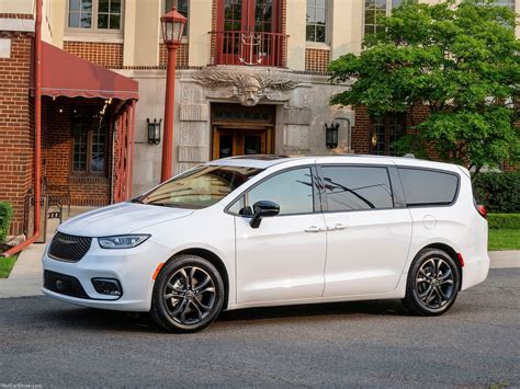 Chrysler Pacifica con porte scorrevoli aperte