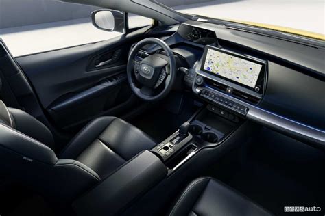 Interni della Toyota Prius II con display centrale