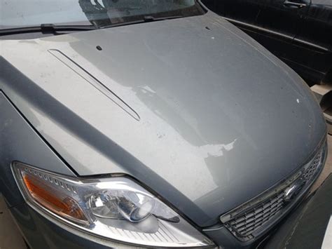 Ford Mondeo 2.0 TDCi con cofano aperto