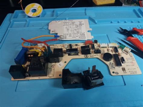 Scheda elettronica auto in riparazione