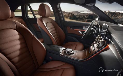 Interni Mercedes GLC SUV con sistema MBUX