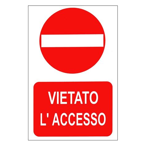 Fiat 500L in città con un cartello di divieto di accesso per veicoli Euro 5