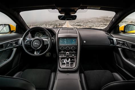 Interni Jaguar F-Type Coupé con focus sul cockpit