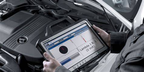 tecnico con strumento diagnosi auto
