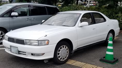 Toyota Cresta iconica berlina storica su strada urbana