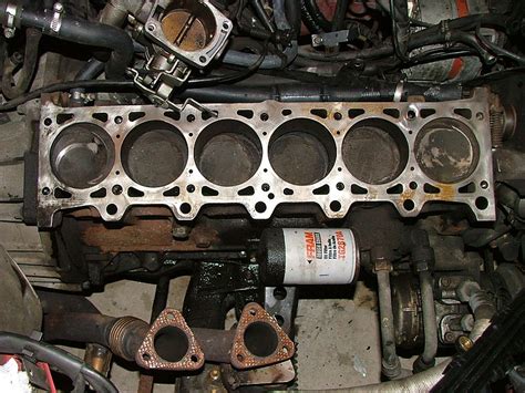 Dettaglio tecnico motore Toyota sei cilindri in linea storico