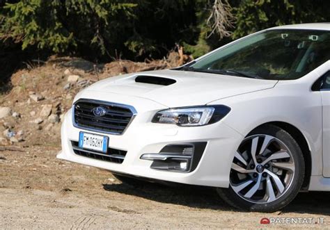 Dettaglio della presa d'aria sul cofano Subaru Levorg