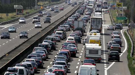 Traffico urbano intenso con auto compatte parcheggiate in fila