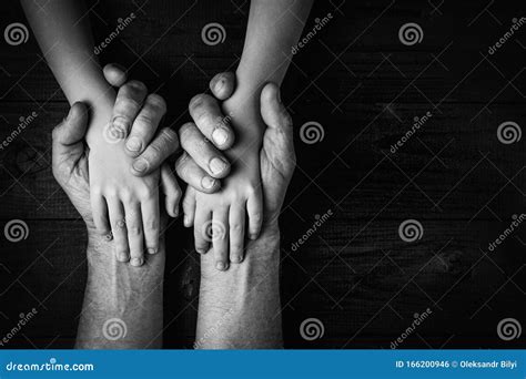 Mani di adulto e bambino che si uniscono