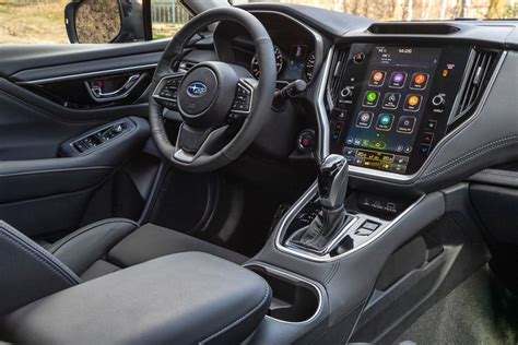 Interni di una Subaru Outback con sistema di infotainment