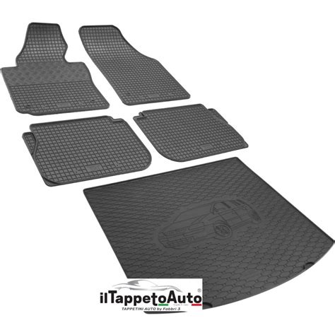 Immagine che confronta tappetini in gomma e tappetini in moquette per auto
