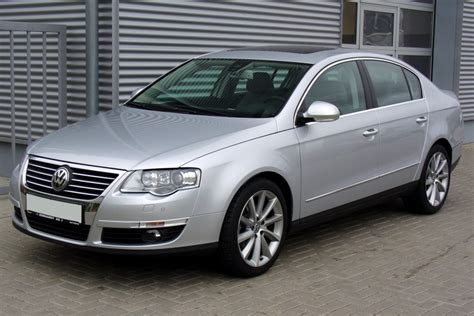 Volkswagen Passat 3C in strada durante una giornata soleggiata