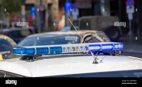 Veicolo di emergenza con barra LED blu accesa