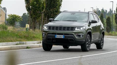 Jeep Compass su strada sterrata