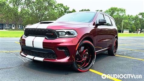 Dodge Durango in strada con famiglia