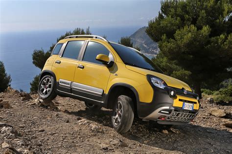 Fiat Panda Cross 4x4 in azione su un sentiero sterrato