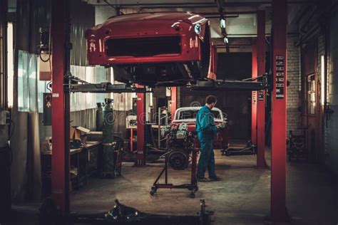 Foto di un'officina meccanica moderna con veicoli in riparazione