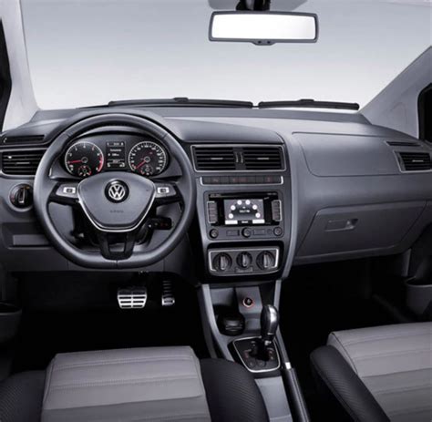 Volkswagen Fox interni con sistema audio