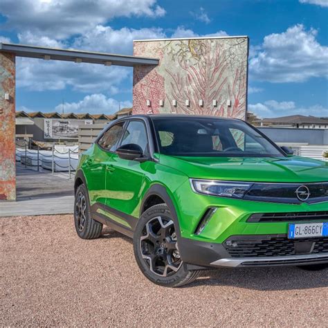 Opel Mokka di profilo con design audace