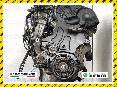 Dettaglio tecnico di un motore Opel Zafira durante una revisione in officina