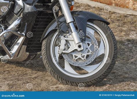 Motocicletta con cerchioni cromati in primo piano