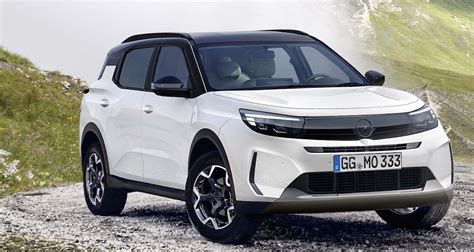 Concept grafico della nuova generazione di Opel Crossland in fase di test su strada