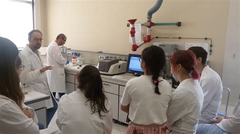Studenti della Muner in laboratorio