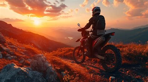Motociclista di enduro su terreno accidentato