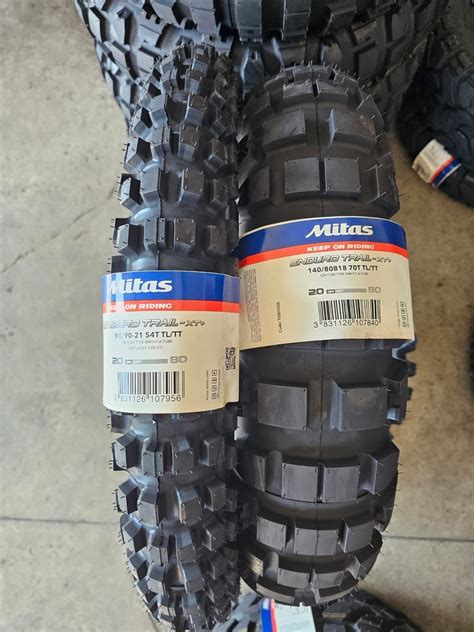 Dettaglio del battistrada di un pneumatico Mitas Enduro