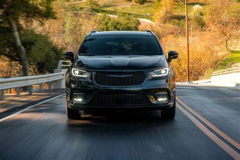 Vista frontale della Chrysler Pacifica durante il lancio ufficiale al Salone di Detroit