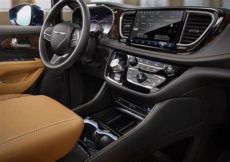 Interni della Chrysler Pacifica con sistema multimediale UConnect 5