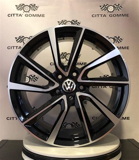 Volkswagen Taigo su strada con cerchi in lega