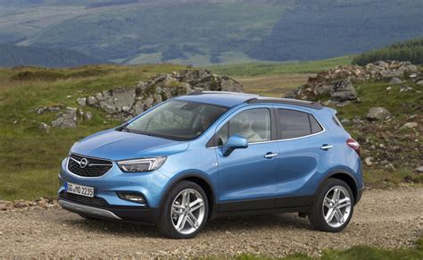 Opel Mokka X frontale con luci a LED